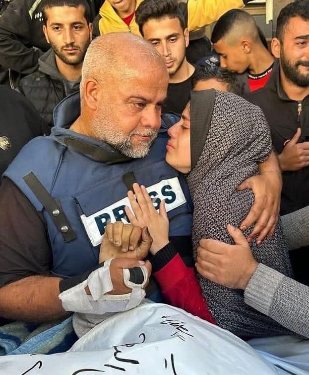 الزميل وائل الدحدوح في وداع نجله الشهيد حمزة